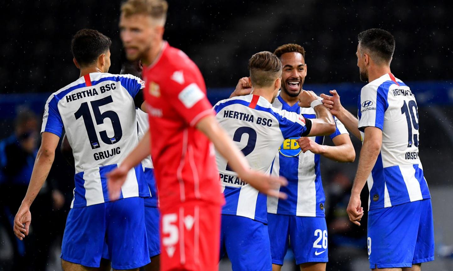 Bundesliga, l'Hertha stravince il derby di Berlino con un poker. Piatek in campo solo a gara finita