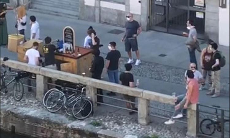 L'incosciente follia dei milanesi abbracciati sui Navigli. E il Sud dà una lezione