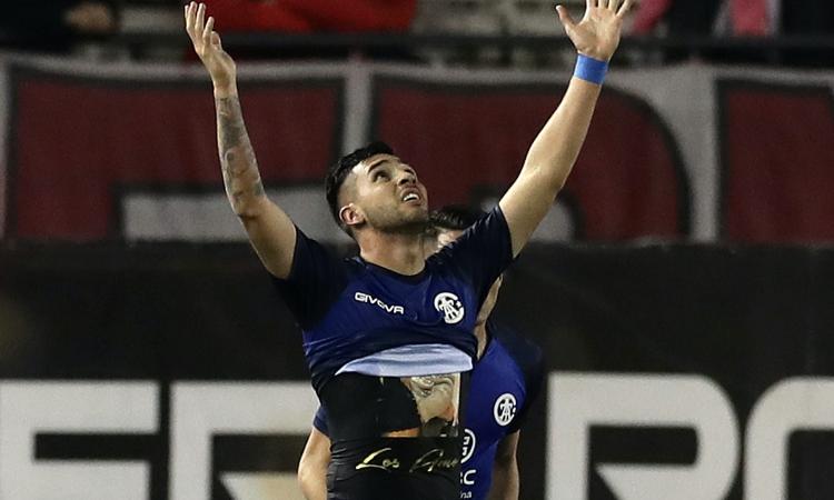 Bustos sogna la A: il 'nuovo Lautaro' offerto al Milan, ma la Roma...