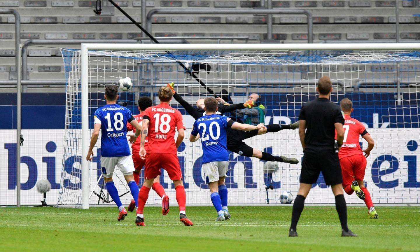 Schalke, ora è crisi nera: altra batosta dopo il ko nel derby, l'Augsburg fa il colpo