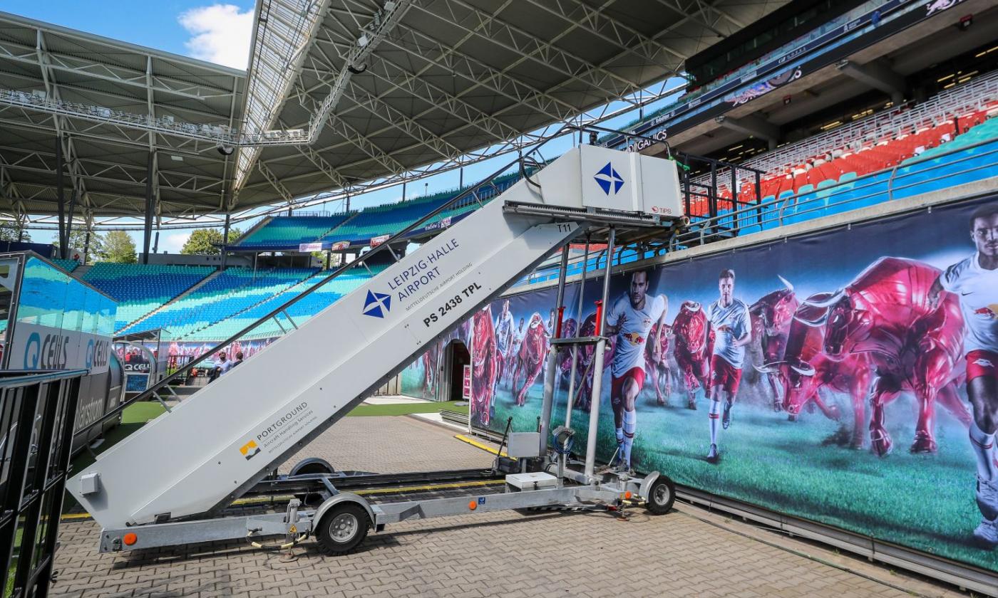 Bundesliga, obbligo di distanziamento in panchina: a Lipsia arriva una scala dall'aeroporto FOTO