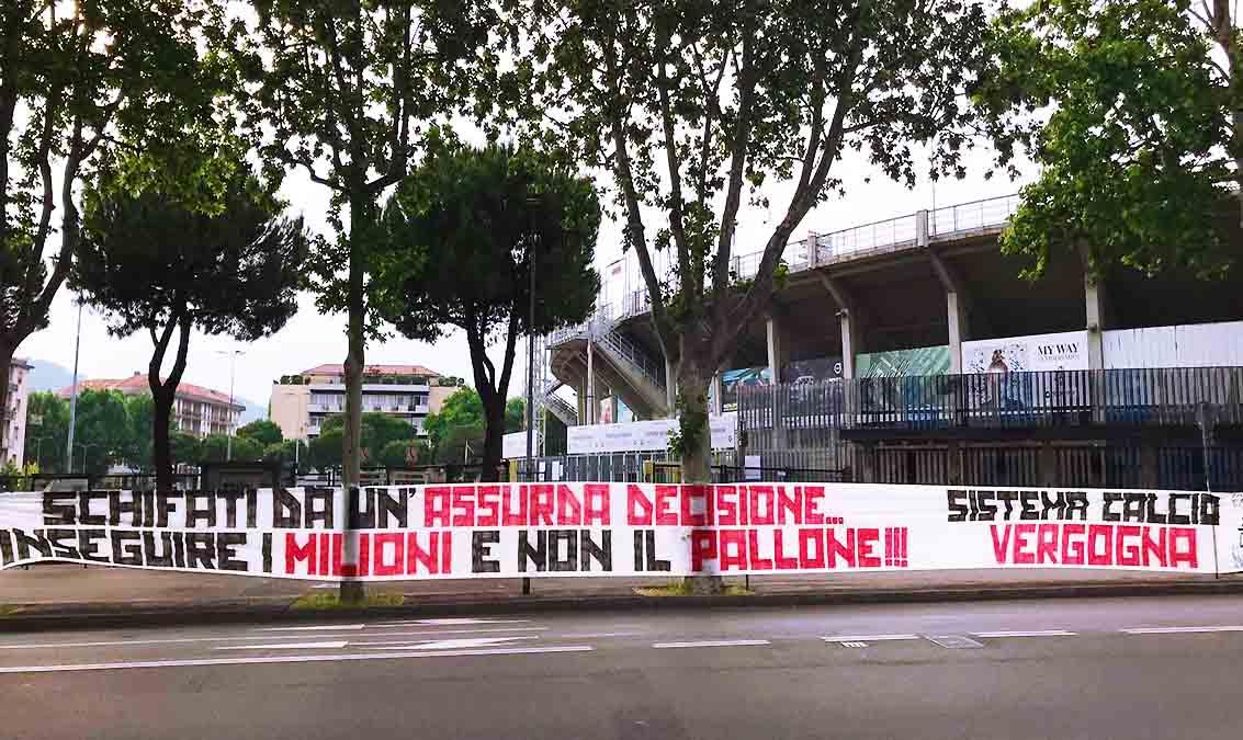 Atalanta, lo striscione dei tifosi contro la ripartenza della Serie A-FOTO