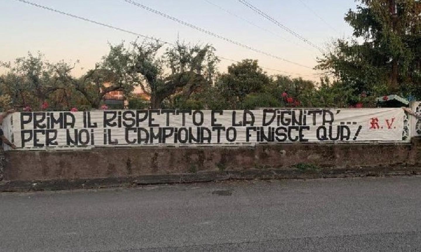 Roma, gli ultras contro la ripresa: 'Per noi il campionato finisce qua' FOTO 