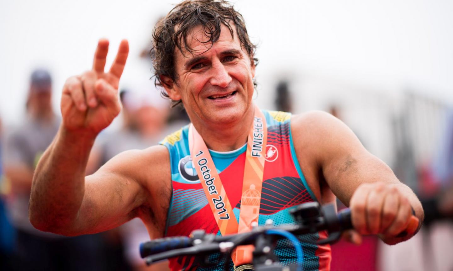 Zanardi in coma farmacologico, bollettino medico: 'Quadro clinico generale buono, rischia danni alla vista'