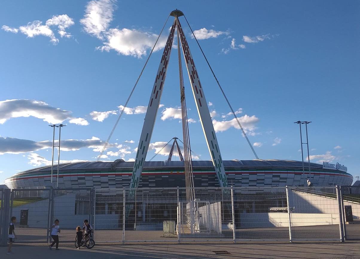 Juve, aggiornato il logo fuori dallo Stadium: 'Gli scudetti ora sono 38' FOTO