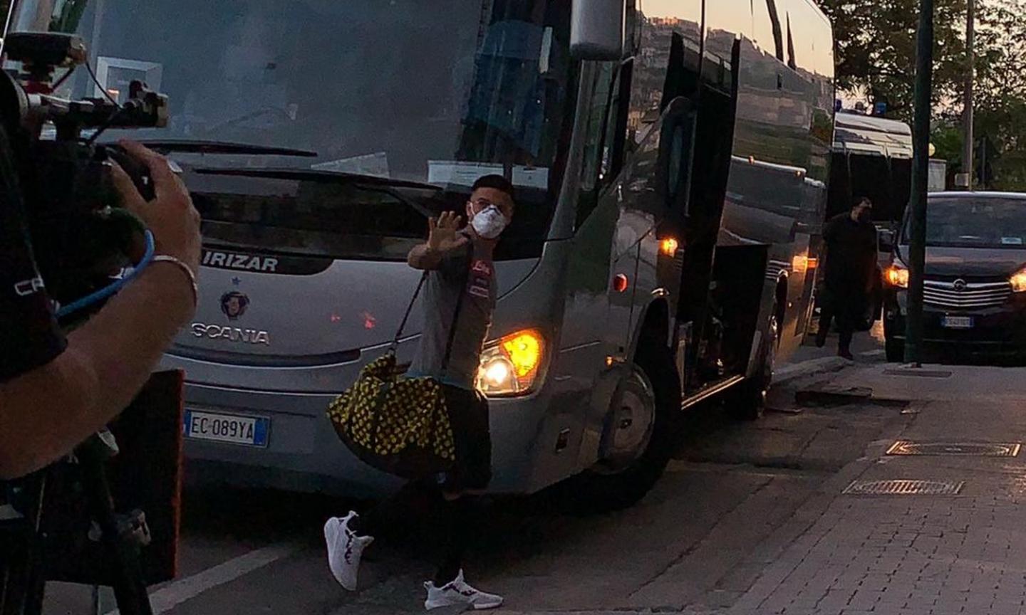 Napoli, il VIDEO dell'arrivo della squadra in città. I tifosi a Insigne 'Portaci la Coppa!'