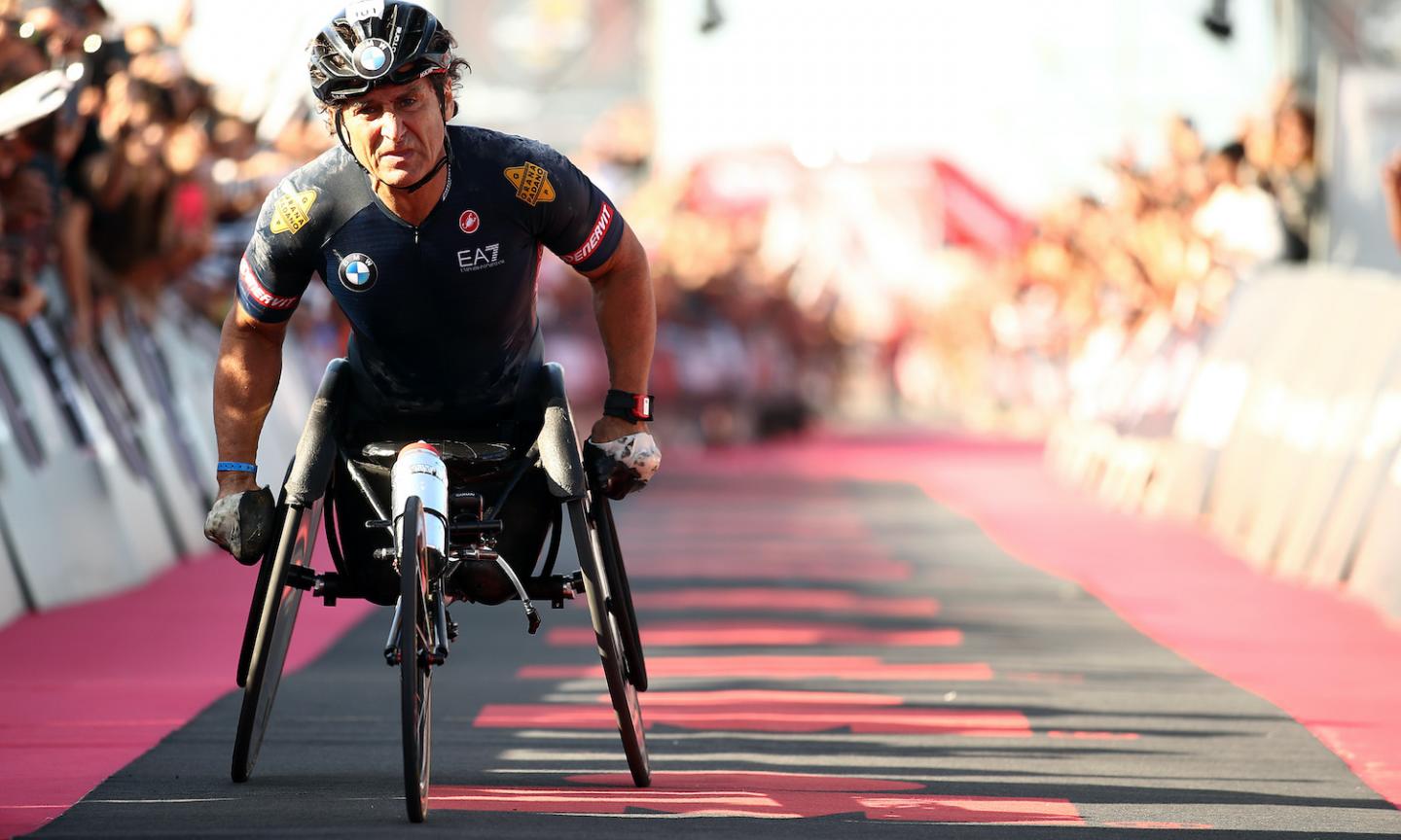 'Zanardi resta grave ma stabile, c'è fiducia'. La Procura smentisce che stesse usando un telefonino prima dello schianto