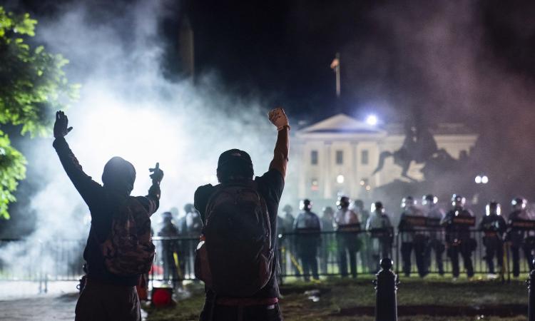 Morte George Floyd, 6° giorno di proteste. Casa Bianca, evacuato Trump: 'Se entrano trovano cani feroci...'