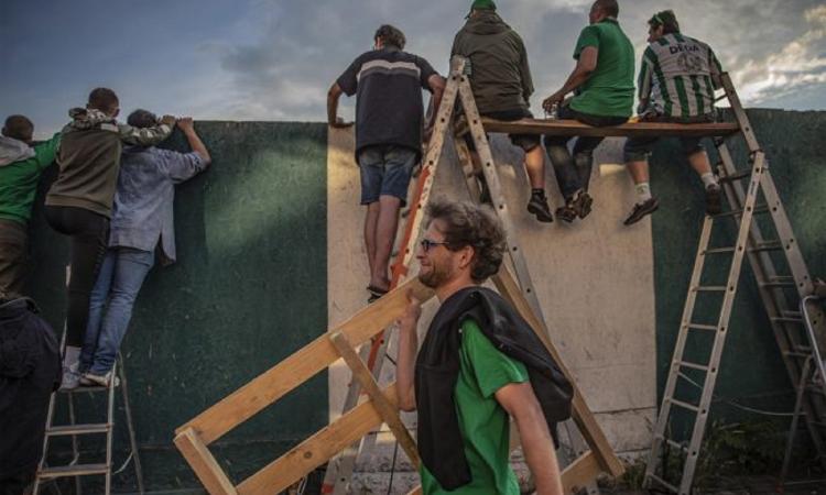 Momenti Di Gioia: Praga, derby tra Bohemians e Sparta a porte chiuse? No problem, l'invenzione geniale dei tifosi
