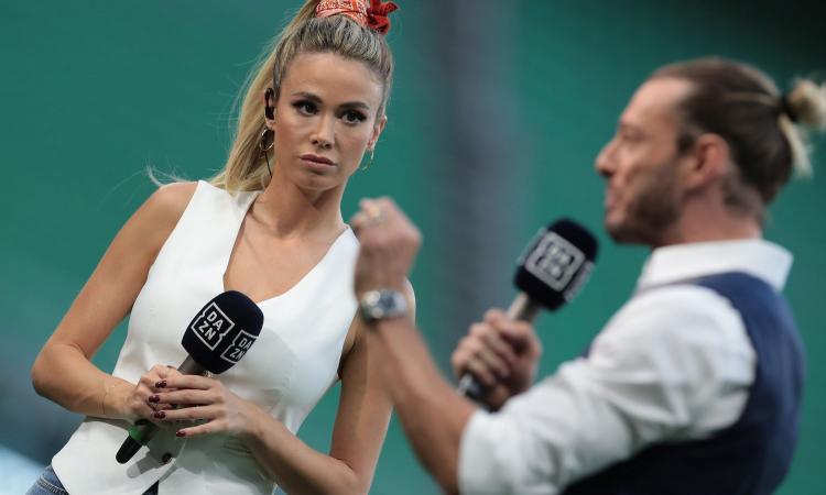 Pantalone a zampa e camicetta bianca: il look di Diletta Leotta per Inter-Sassuolo FOTO