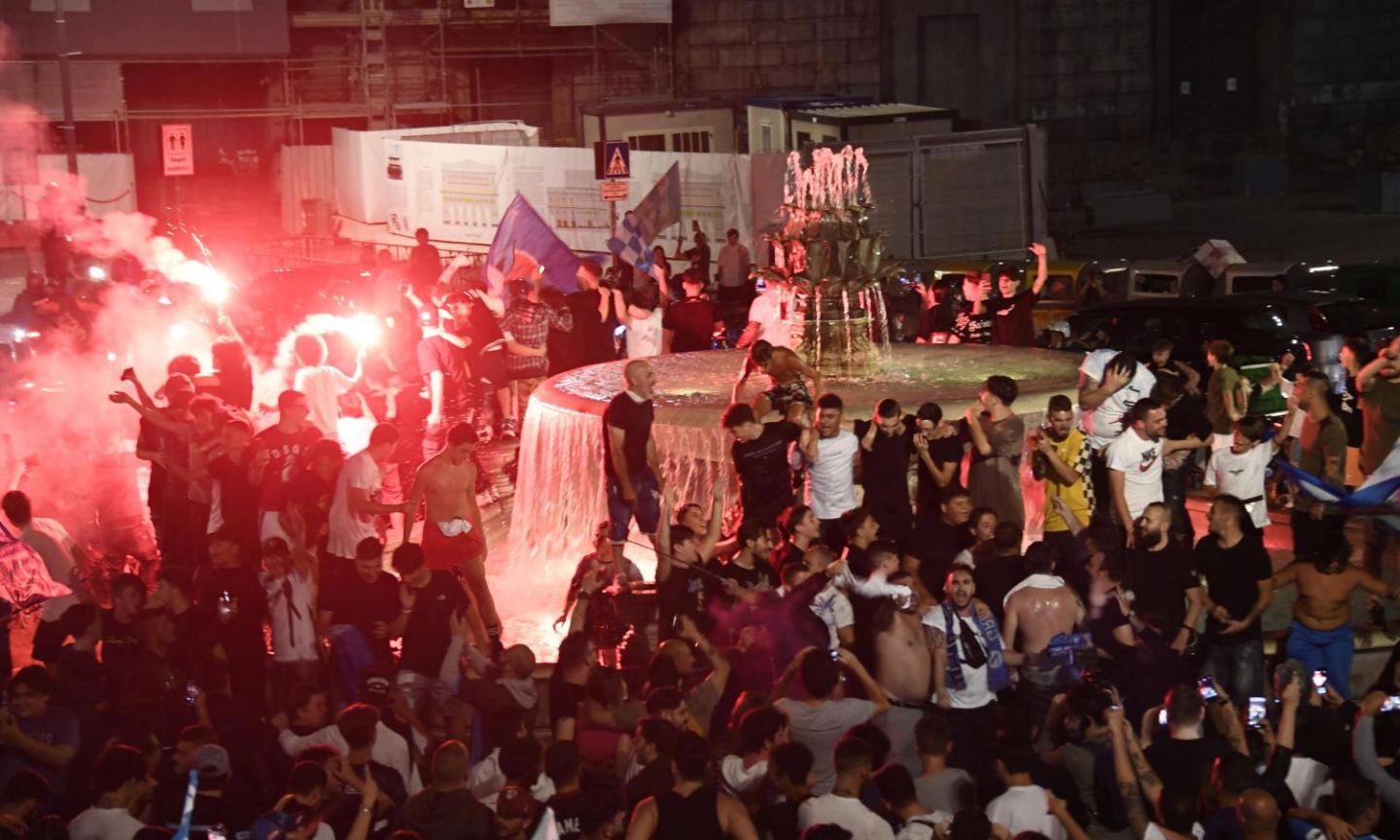 Napoli, città in delirio per la vittoria della Coppa Italia: traffico bloccato e festeggiamenti tutta la notte! VIDEO