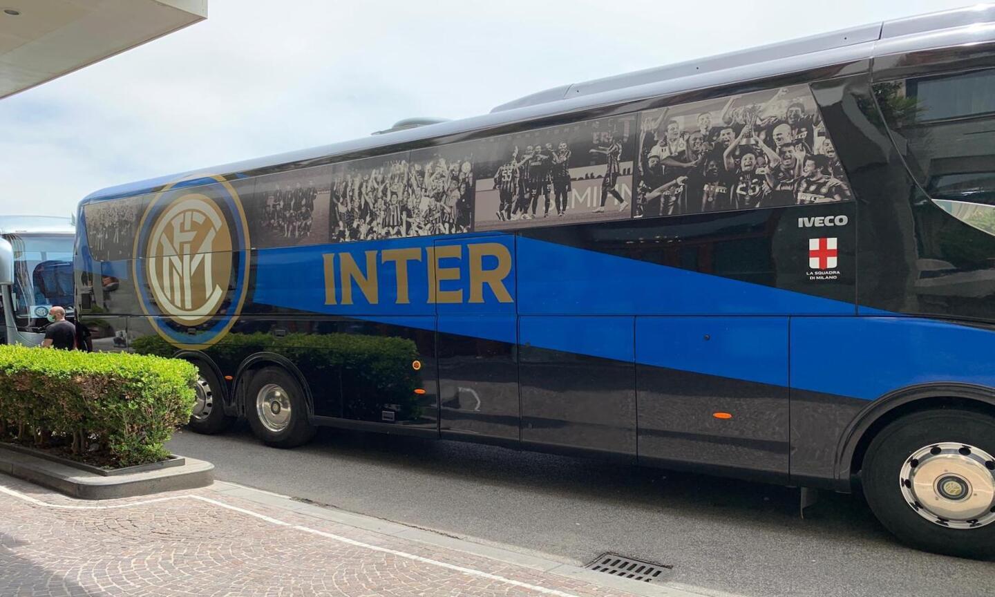 Inter, un bagno di folla blocca il pullman! Nerazzurri in ritardo a San Siro