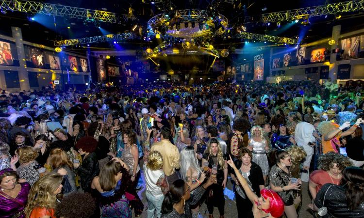 Discoteche chiuse in tutta Italia e nuova stretta sulle mascherine: Speranza firma la nuova ordinanza