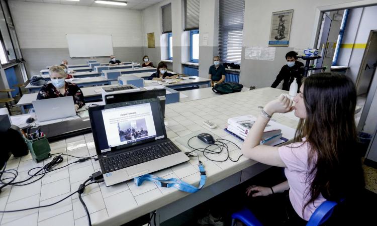 Scuola nel caos, è scandaloso che Governo e Regioni giochino sulla pelle dei nostri ragazzi