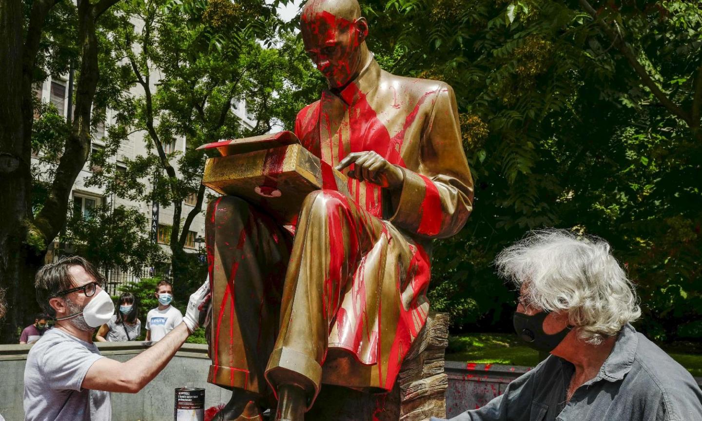 Milano: dopo le polemiche sul Black Lives Matter, imbrattata la statua dedicata a Montanelli FOTO