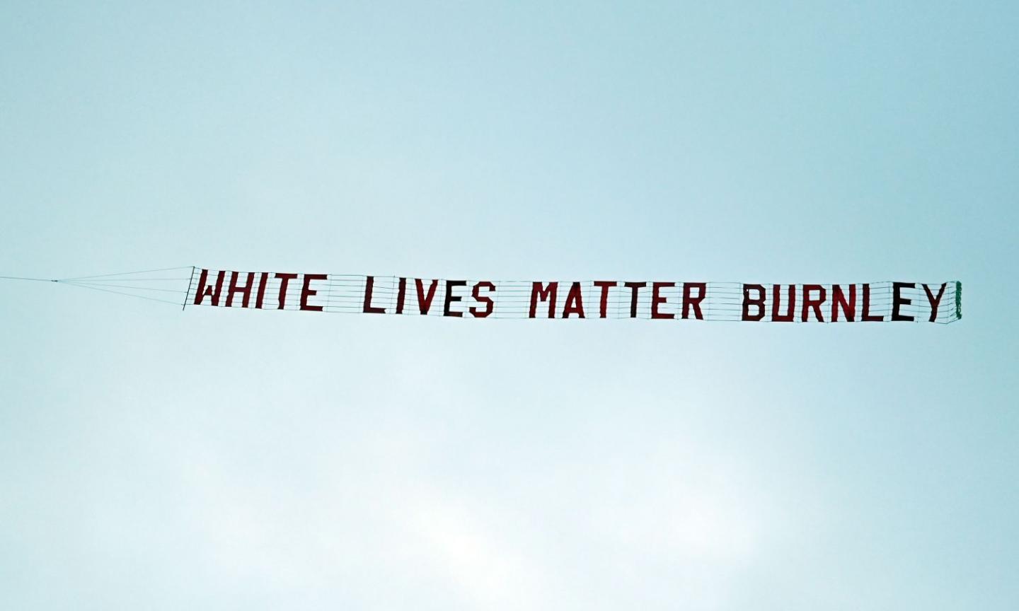 Bufera a Manchester, aereo sorvola stadio con striscione: 'White Lives Matter'