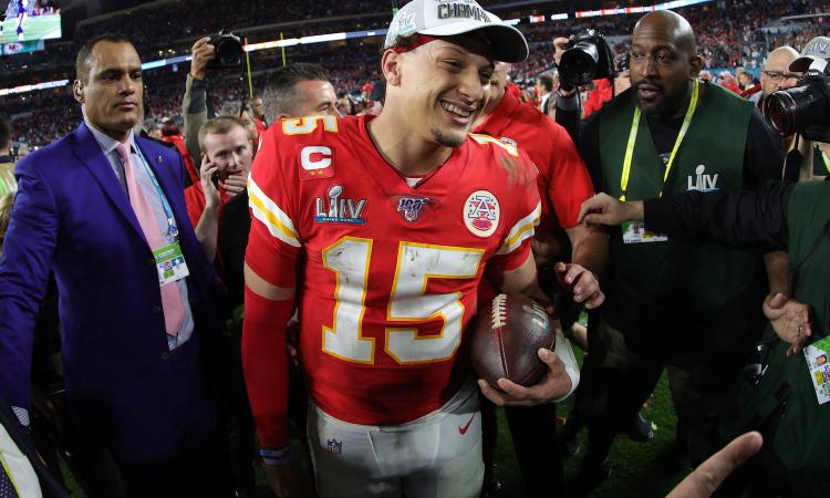 Per Mahomes, stella NFL, il contratto più ricco della storia dello sport: 450 milioni di ingaggio! I dettagli