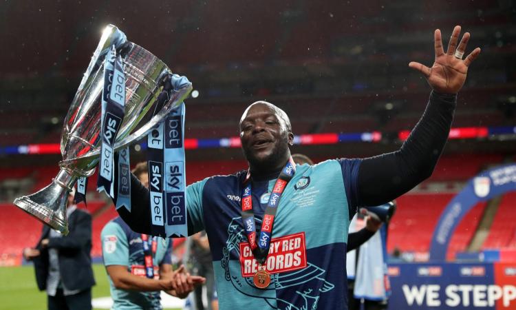 Eterno Akinfenwa, il bomber oversize trascina il Wycombe in Championship e chiama Klopp: 'Festeggiamo assieme'