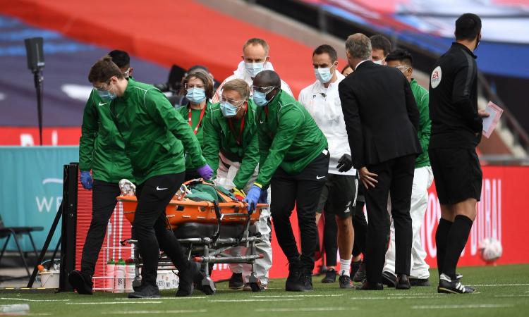 Manchester United, brutto infortunio per Bailly: portato fuori con l'ossigeno