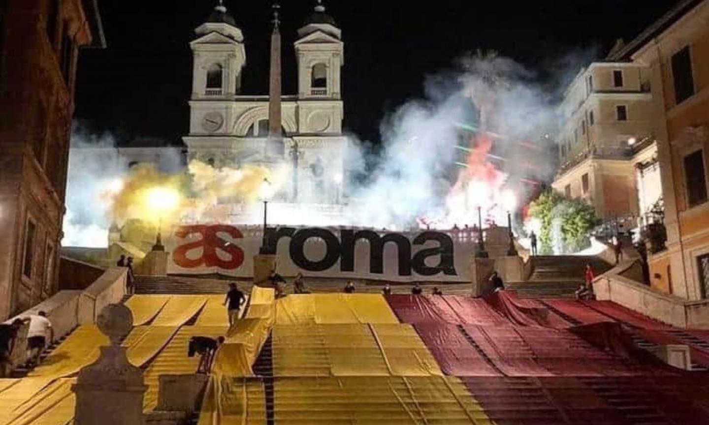 Roma, mega coreografia a Piazza di Spagna per i 93 anni del club  FOTO 