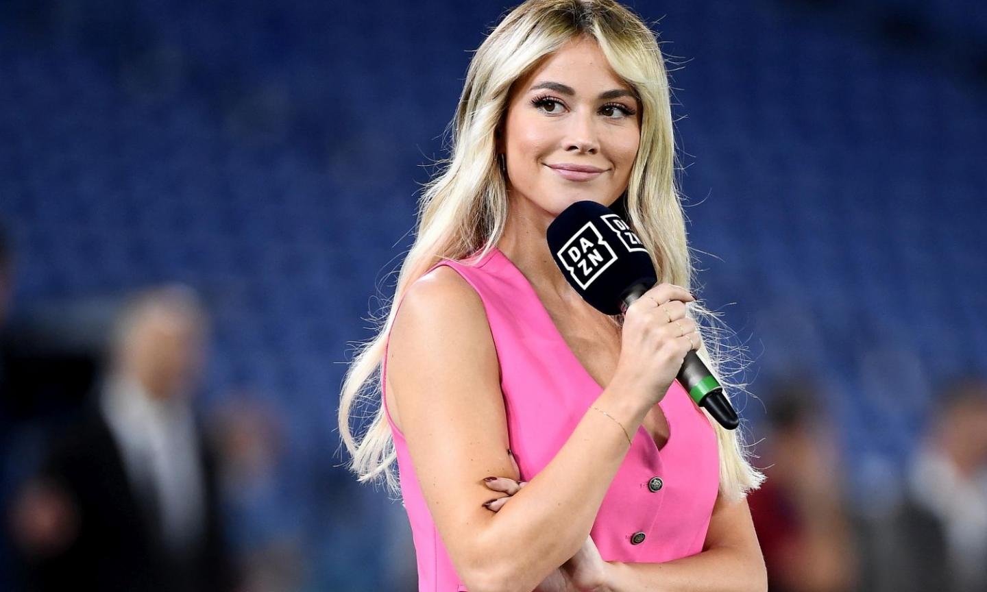 Di rosa in onda, in nero prima del match: le FOTO di Diletta Leotta in Lazio-Milan