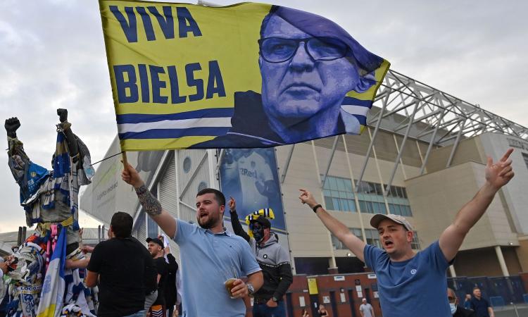 Il Leeds mantiene la promessa e torna in Premier, la famiglia di tifosi scatta la stessa FOTO sedici anni dopo