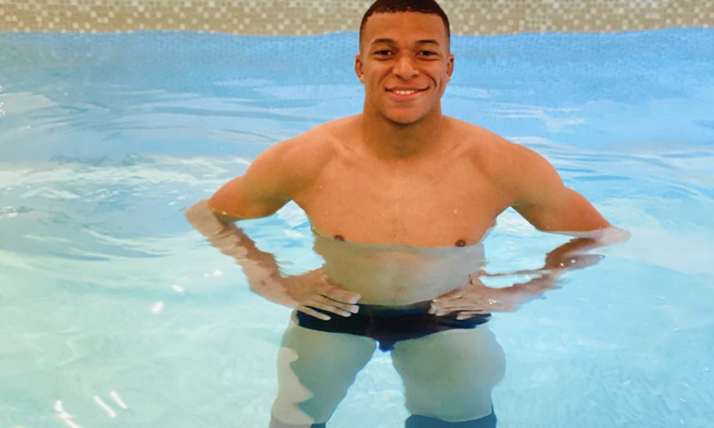 PSG, Mbappé già in piscina: vuole recuperare per l'Atalanta FOTO