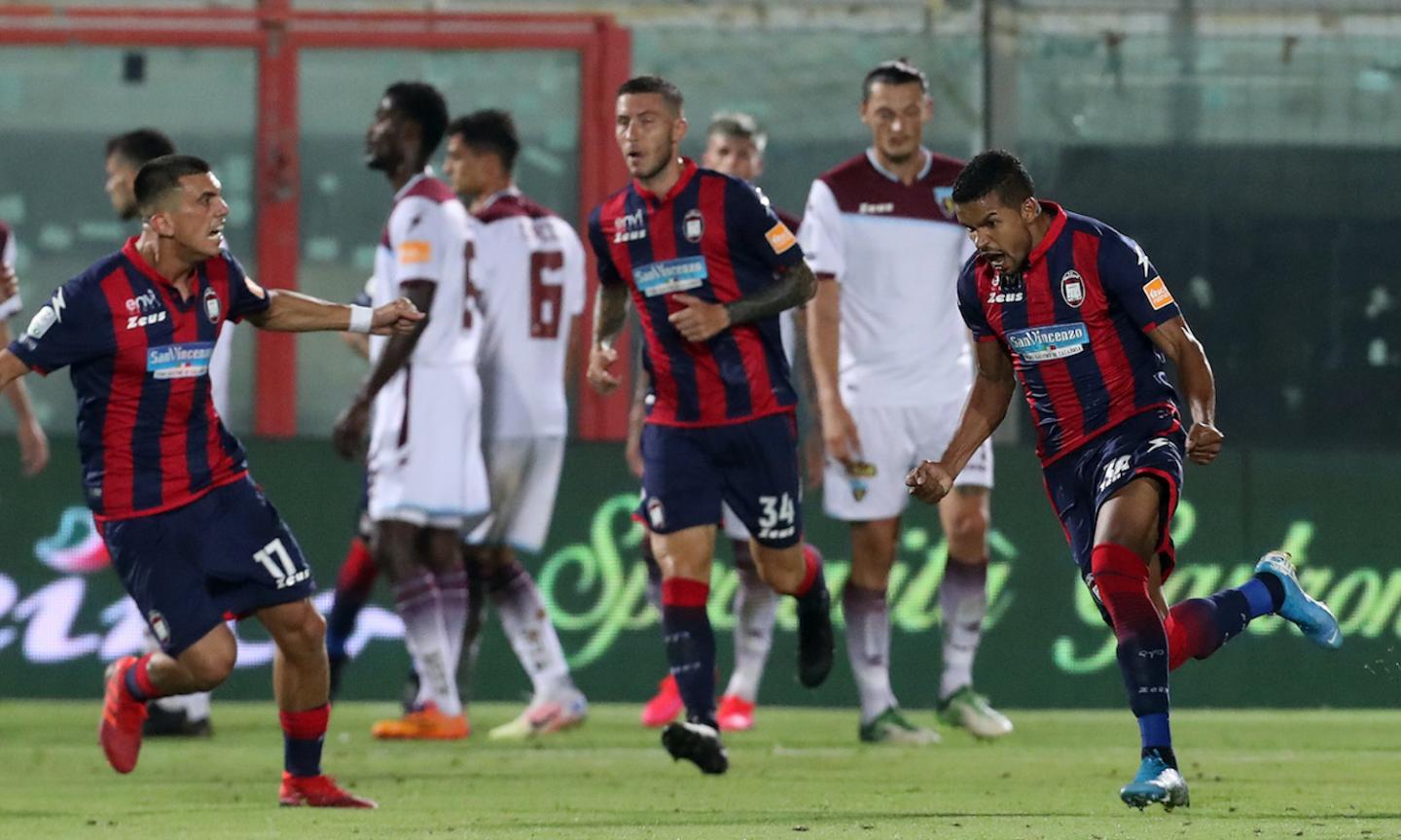 Serie B: il Crotone difende il secondo posto, perdono Spezia e Pordenone. Rimonte da urlo per Entella e Juve Stabia