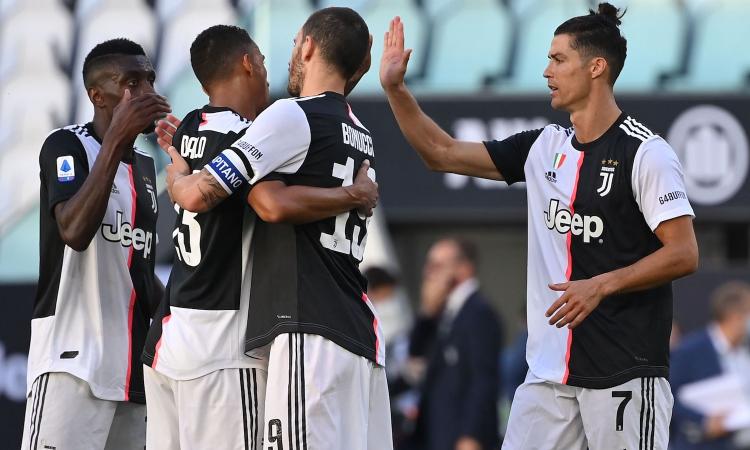 Dybala show e Buffon da record: 4-1 Juve nel derby al Torino, +7 sulla Lazio