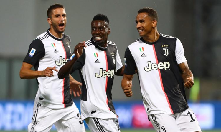 Juve-Roma, i bianconeri allo stadio cantando: 'I campioni dell'Italia siamo noi' VIDEO