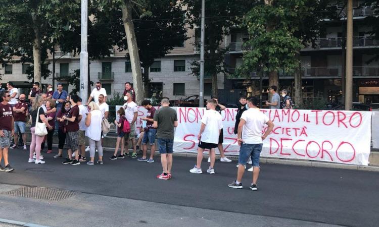 Torino-Genoa,i Tifosi Granata Fuori Dallo Stadio: Cori Per La Squadra ...