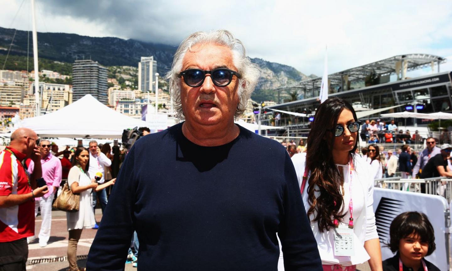 Briatore: 'Ho la prostatite'. Ma il San Raffaele lo smentisce: 'E' positivo al coronavirus'. E il web si scatena FOTO