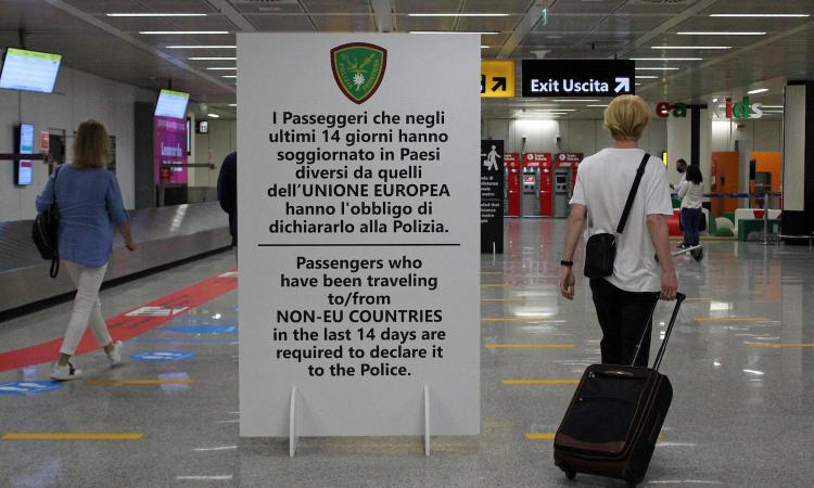 Coronavirus, caos tamponi negli aeroporti: a Roma li fanno, nessun controllo a Milano, Bergamo e Napoli