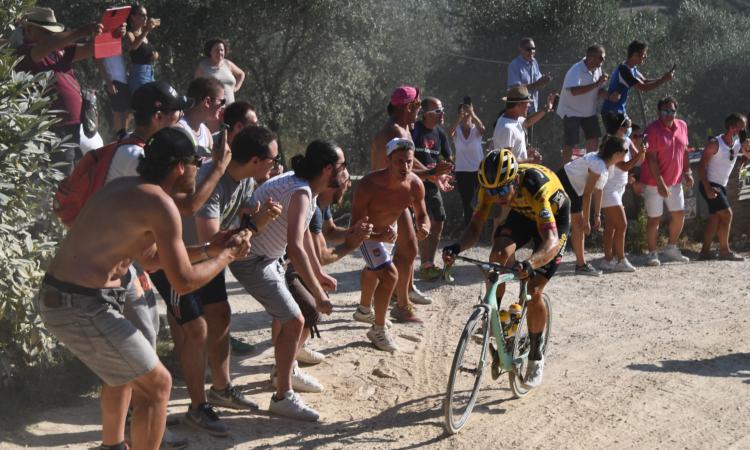 Strade bianche: trionfa il belga Van Aert davanti a Formolo