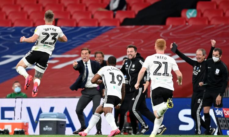 Il Fulham torna in Premier: doppietta di Bryan e 2-1 al Brentford, che errore di Raya!
