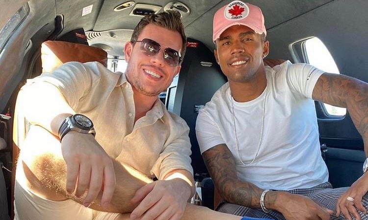 Douglas Costa e le ferie in compagnia dell'agente: futuro in bilico, si studia una soluzione