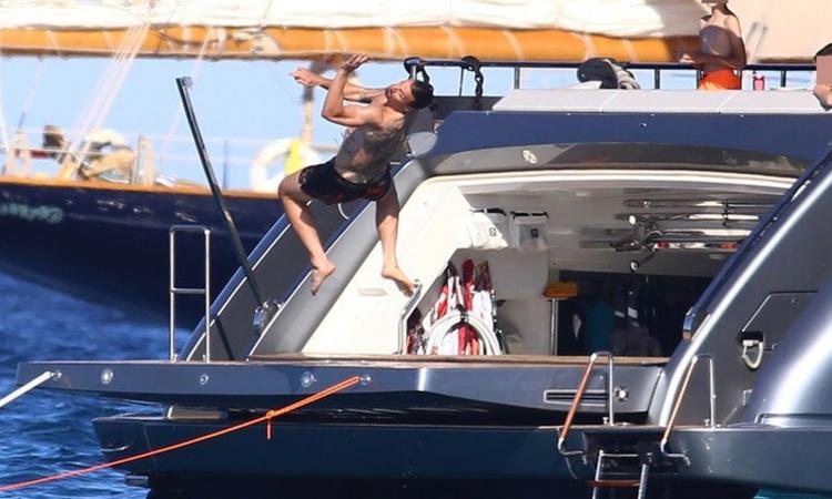 Milan, Ibrahimovic con la famiglia a Saint Tropez: relax e tuffi in attesa dell rinnovo FOTO