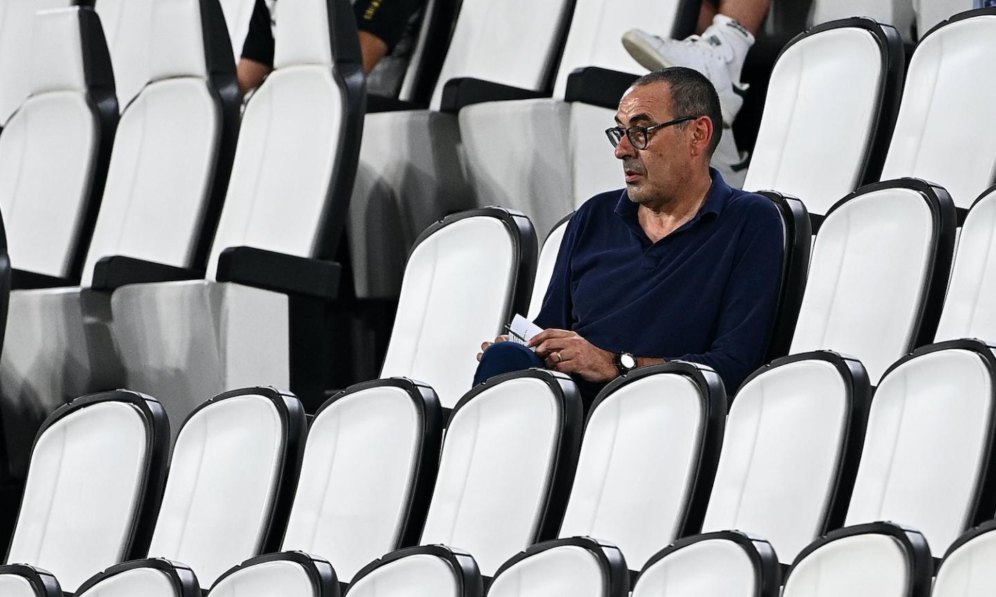 Juve-Roma: Sarri fuma e prende appunti in tribuna