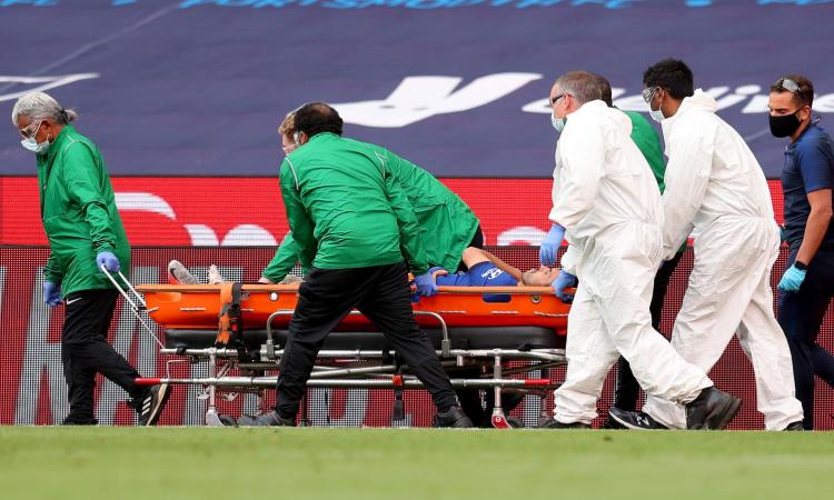 Roma, paura per Pedro: esce in barella per un problema alla spalla