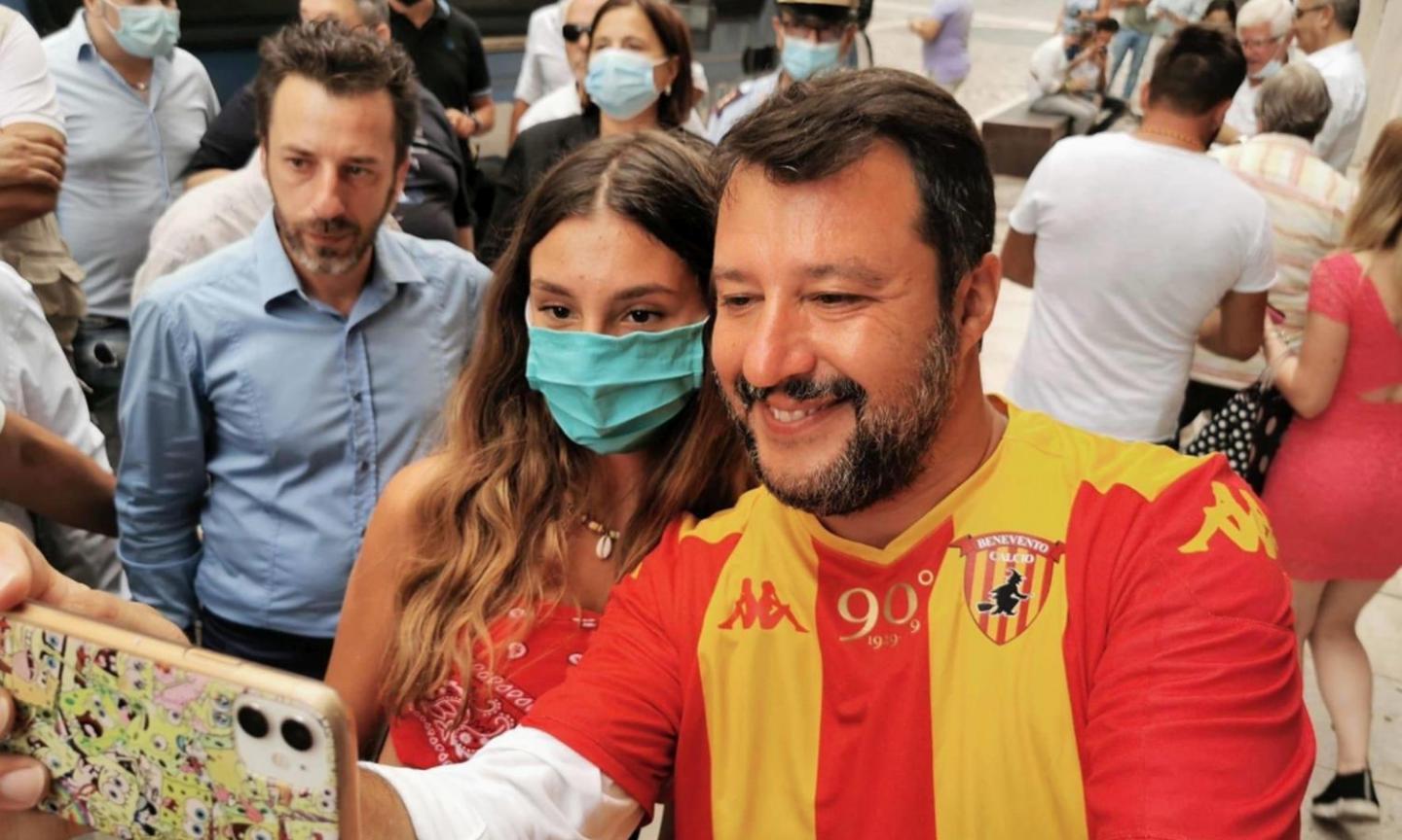 Benevento, la Curva Sud contro Salvini: 'Turpe gesto, non si usa la nostra maglia per propaganda delirante!'