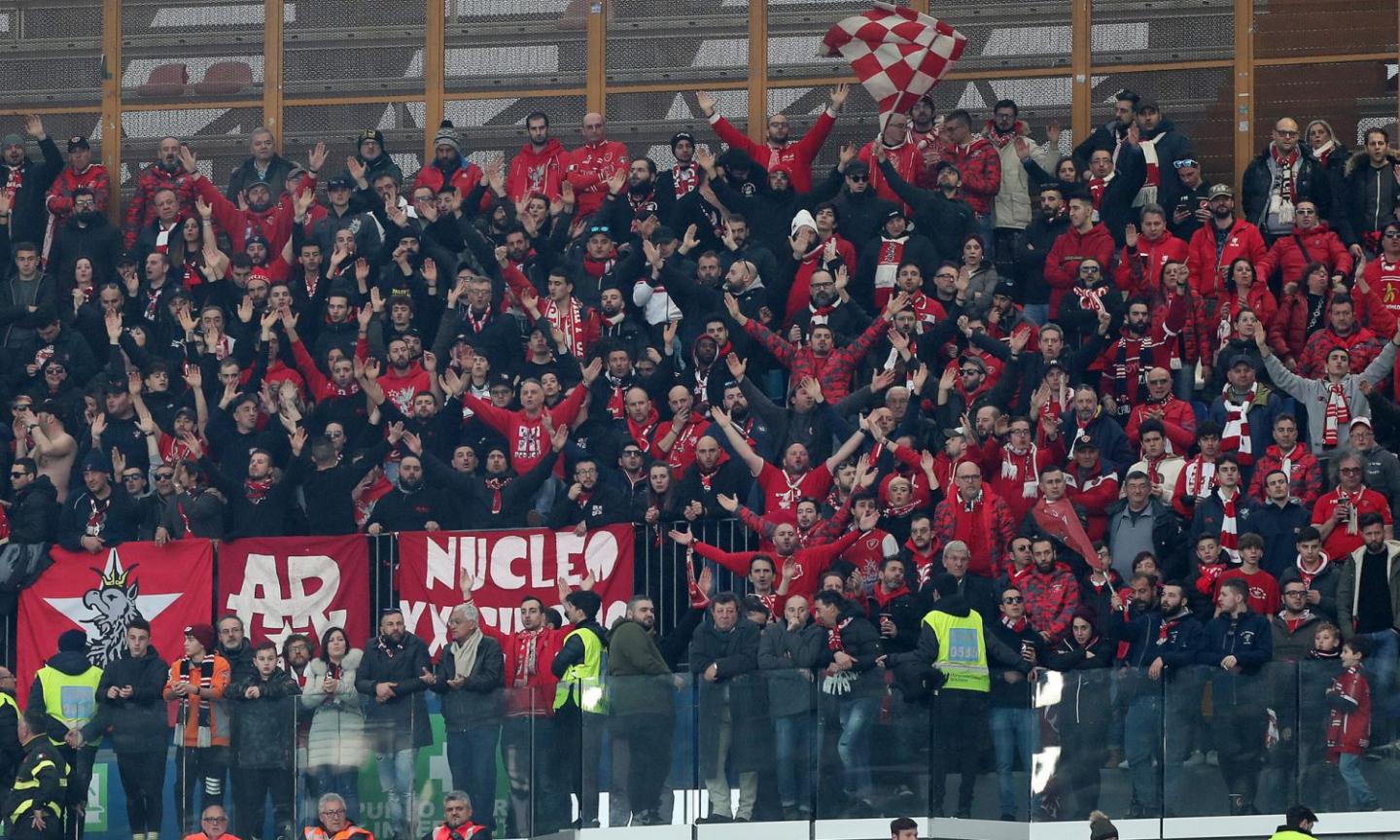 Perugia in C, contestazione di 700 tifosi. Spuntano quattro macabri manichini: 'Vi vogliamo così' FOTO