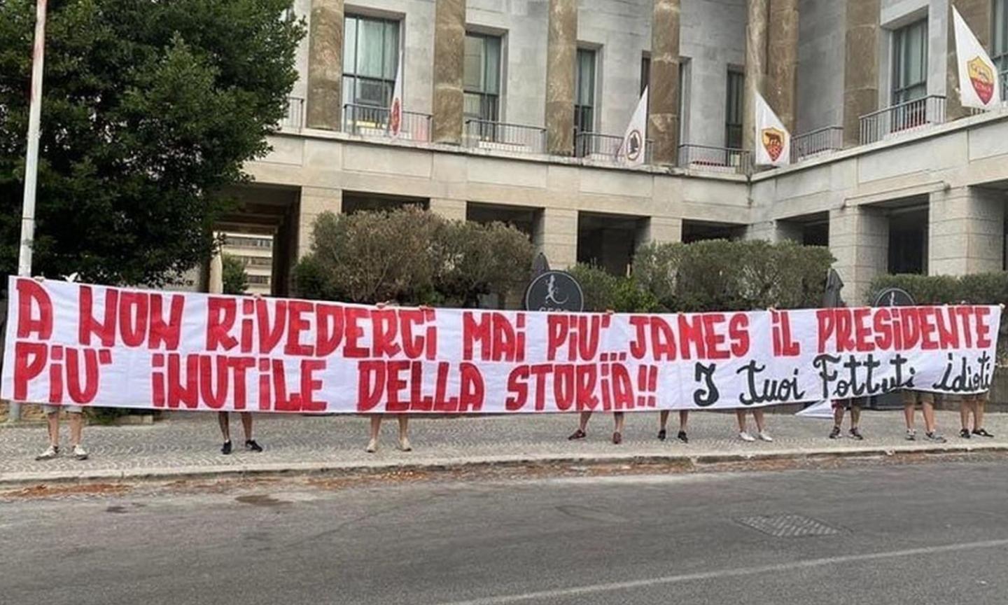 Roma, gli ultras salutano Pallotta: 'Il presidente più inutile della storia. A Friedkin chiediamo campioni e trofei'