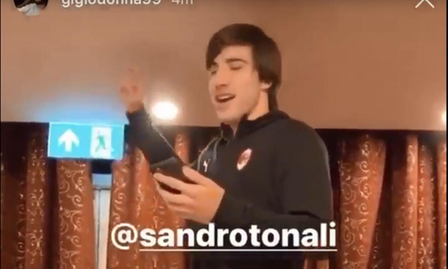 Milan, rito di iniziazione per Tonali: canta 'Azzurro', il VIDEO postato da Donnarumma