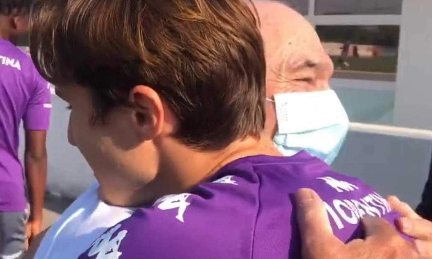 Fiorentina, Commisso torna al centro sportivo e... abbraccia Chiesa FOTO