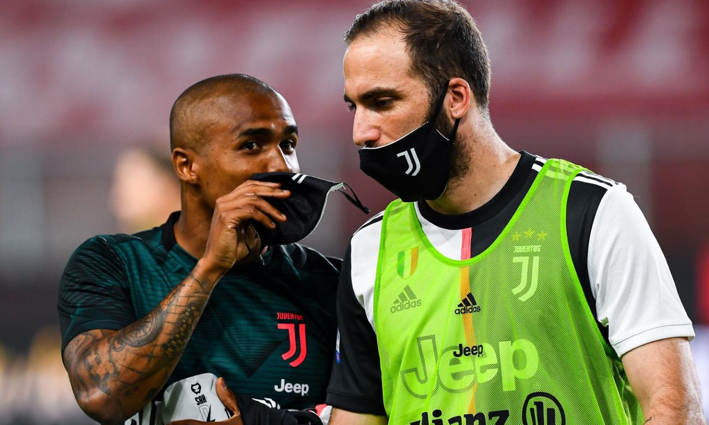 Douglas Costa, offerte da Cina ed Emirati Arabi: la scelta del brasiliano e la posizione della Juve