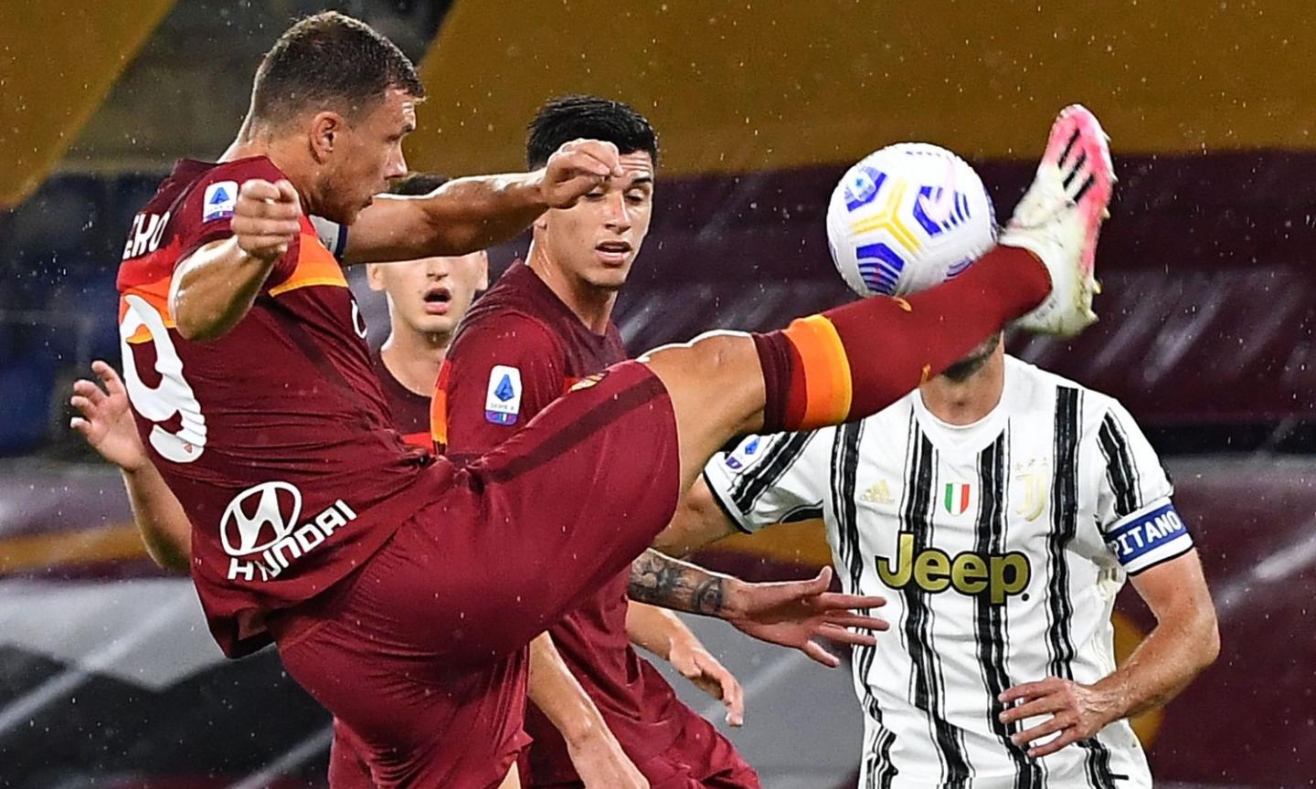 Roma, Dzeko ha già dimenticato la Juve. Il labiale all'arbitro Di Bello: 'Sempre così con loro...'