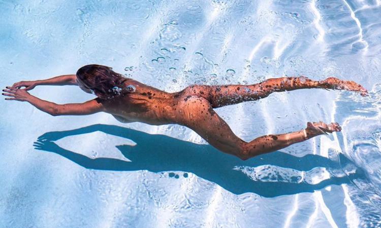 Elisabetta Canalis senza freni. Bagno completamente nuda e FOTO online: 'Libertà' 