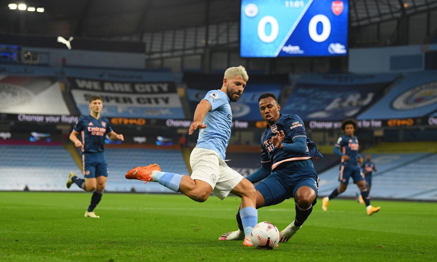 Manchester City: Aguero abbraccia la guardalinee, scoppia la polemica in Premier VIDEO