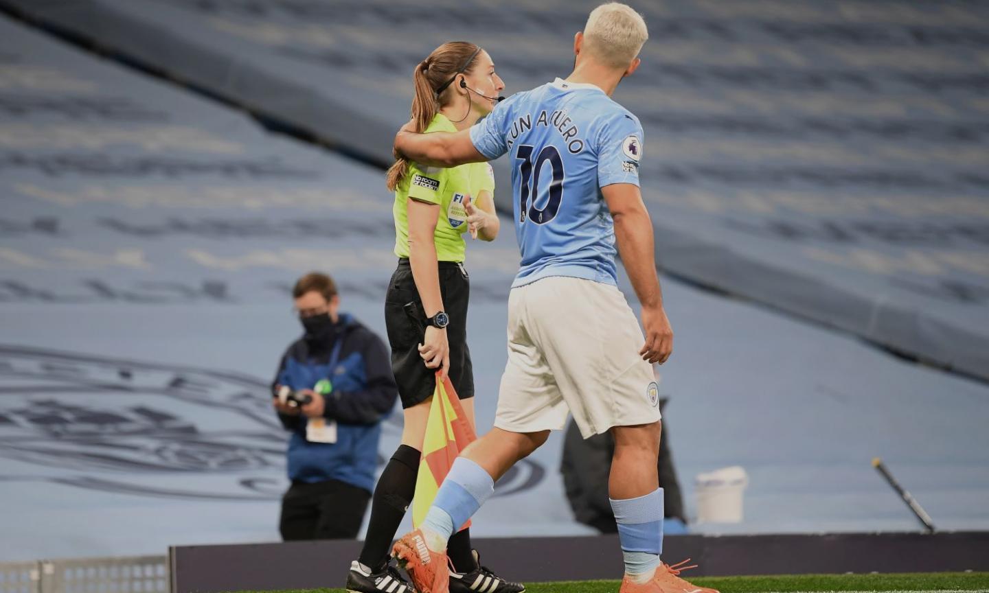 Aguero e l'abbraccio alla guardalinee, Guardiola lo difende: 'Se cercate polemiche guardate altrove' VIDEO