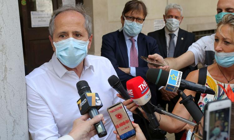 Crisanti lascia Padova e va allo Spallanzani, anzi no: nasce il 'mercato' dei virologi